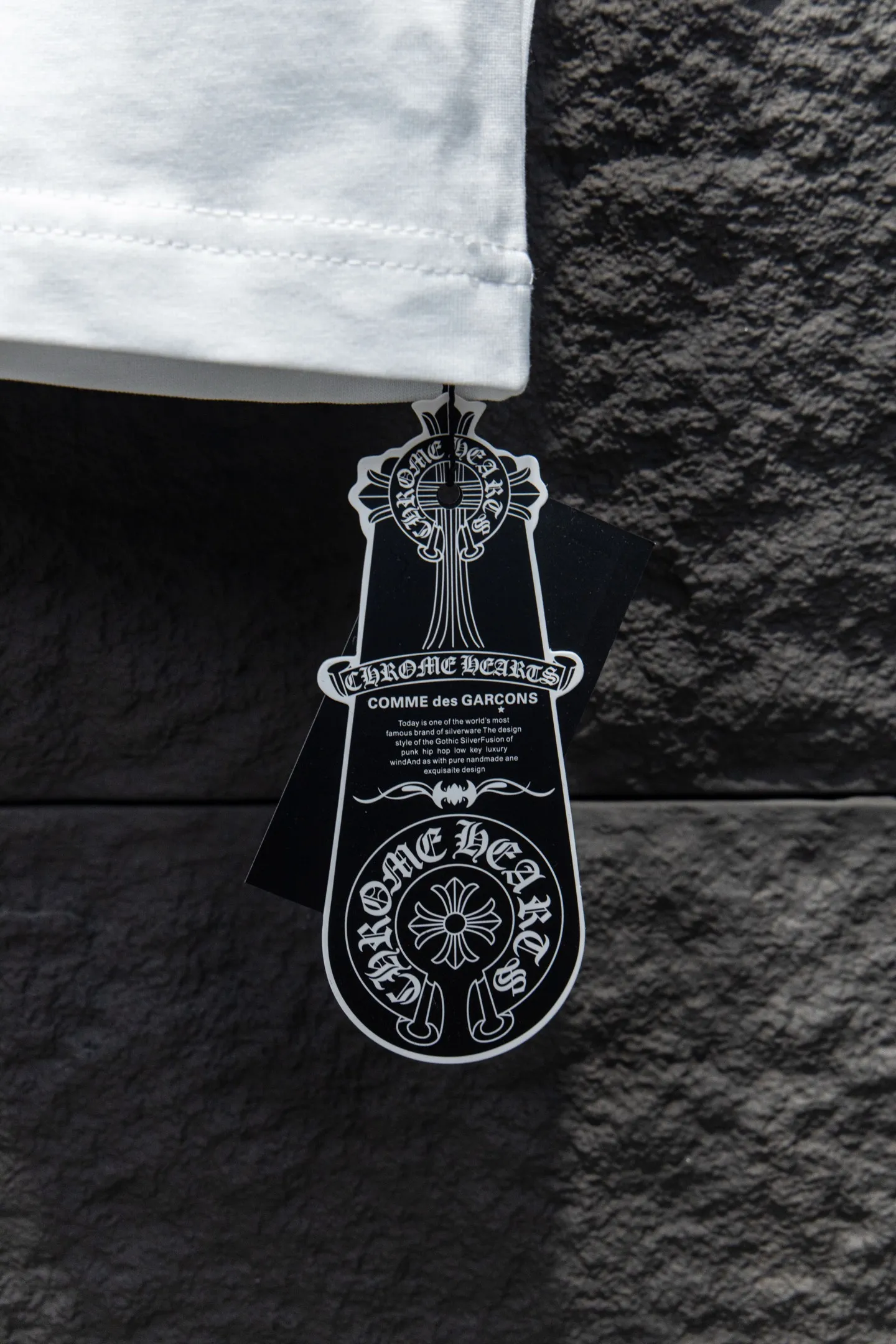 P180 Chrome hearts• 25ss ⚠YB custom-woven and dyed fabric, color, printing, version, accessories, hardware. The fabric is woven by imported machines. The uniqueness of the cloth texture creates a perfect garment effect. The fabric is made of 260-gram clean cloth with 320-gram 1*1 rib. 4-color environmentally friendly dyed fabric, and the threads are in the same cylinder without color difference.  Gradient graffiti on garments, hand-painted graffiti technology on garments, details clearly visible on the collar, pockets, cuffs, and front and rear threads. The printing uses Japanese BROTHER white ink digital direct-injection garment printing. This model is a global limited edition. In order to present a product like a work of art, after a long period of repeated determination of details, a very high-standard garment is presented. The front chest is made of direct-injection printing environmentally friendly glue material, using a mechanized printing process. Mechanical printing has high precision, the positioning accuracy can reach ±0.02mm, and the quality is stable.   The body of the garment is processed with hand-nailed hardware elements, which greatly increases the interest of the garment and creates a unique visual effect. The special washing effect creates a unique aged effect.  Croix Heart Short Sleeve must be the first short-sleeved piece in spring and summer that blurs the boundaries of unisex style. It has a classic dropped shoulder oversize version and a loose and casual upper body.  Color: Black White Size: S M L XL
